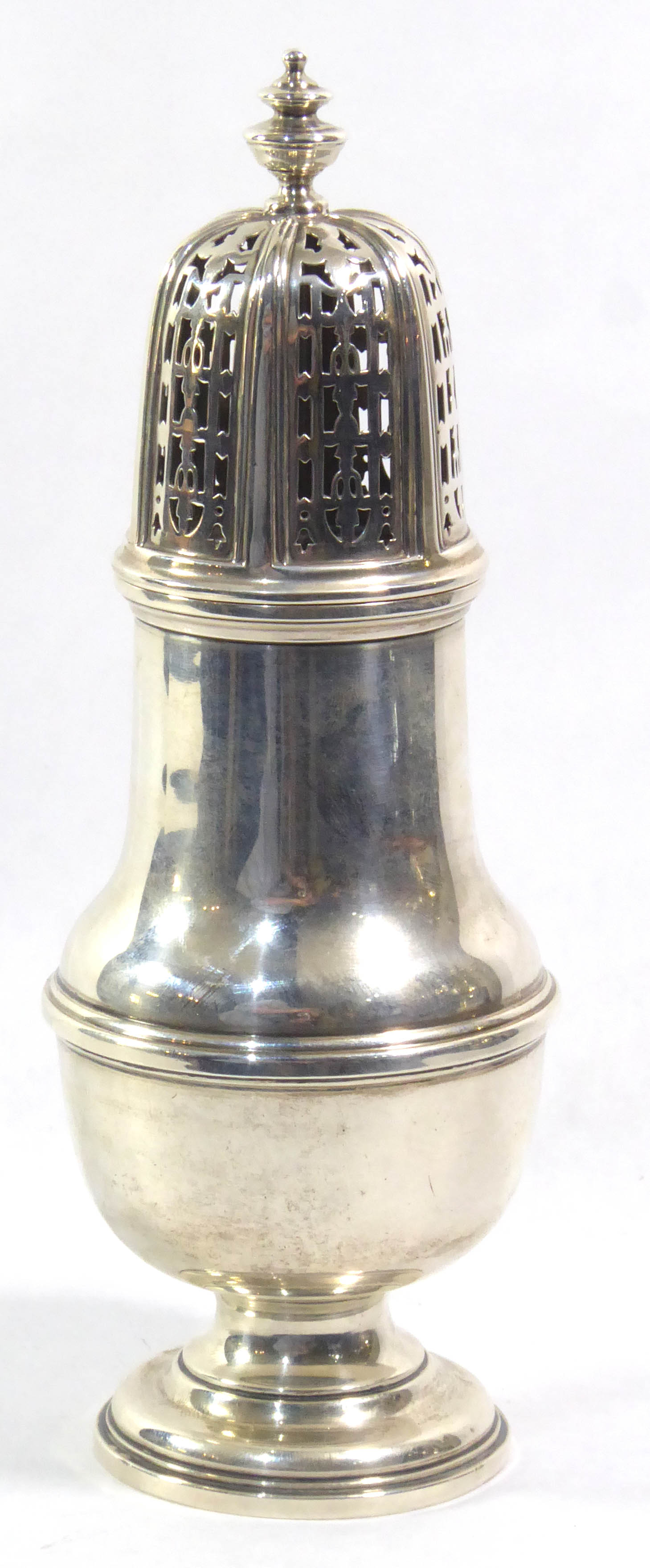 AN EARLY 20TH CENTURY SILVER BALUSTER SUGAR CASTER With a pierced dome lid. (approx 19cm)