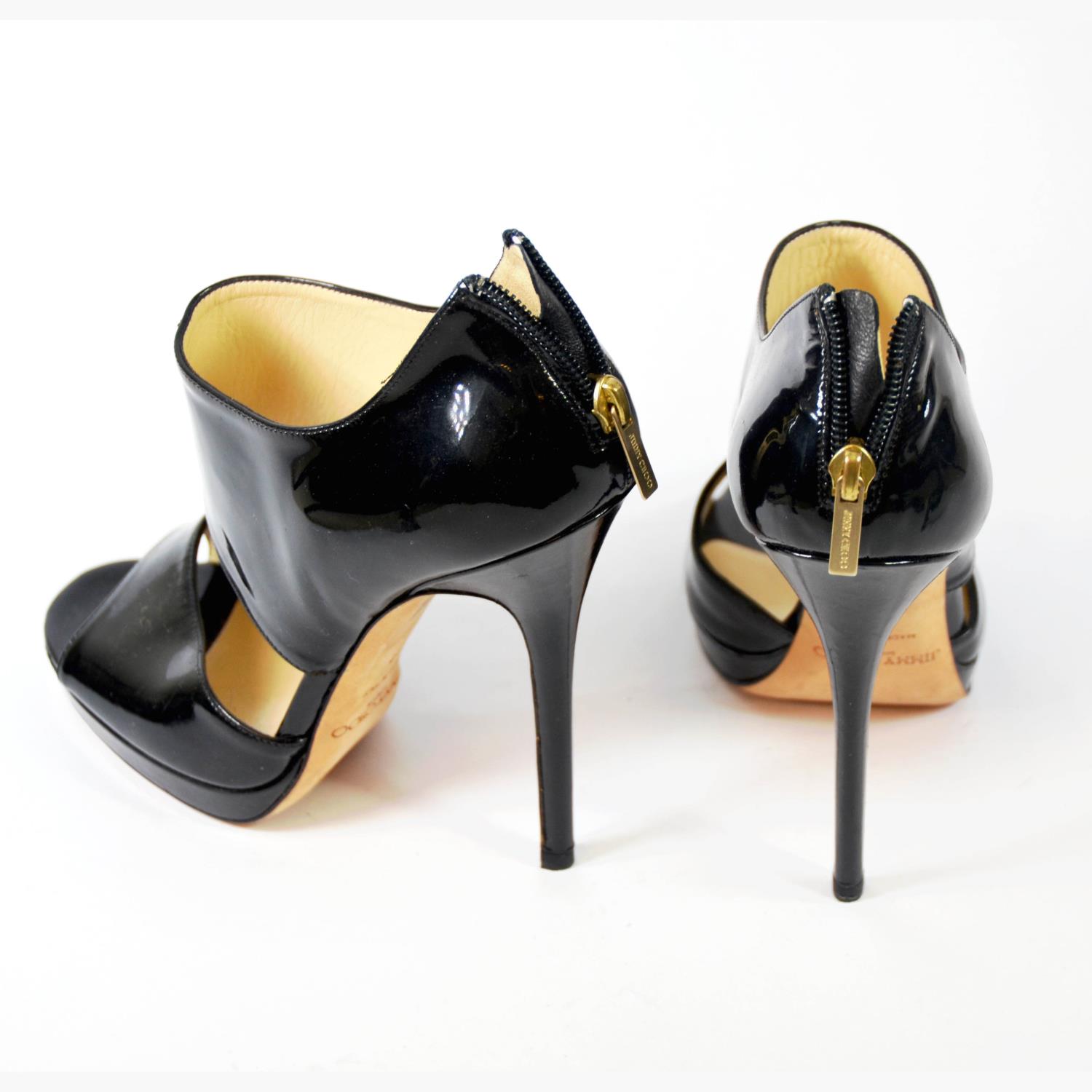 JIMMY CHOO, BLACK PATENT LEATHER SANDALS With open toe, back zip, foot and ankle support (size - Image 5 of 5