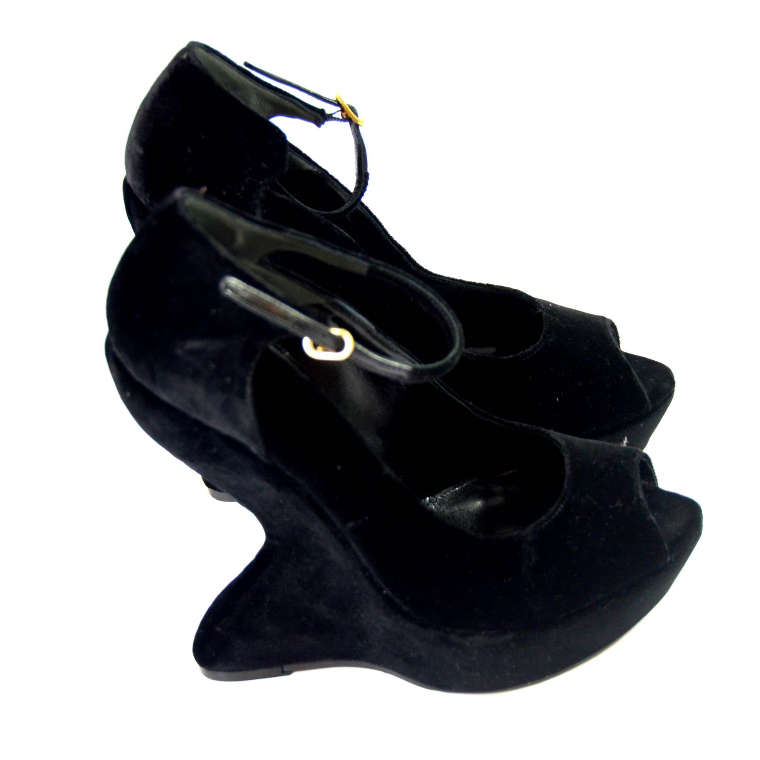 ALEXANDER MCQUEEN, BLACK LEATHER HEELS With ankle strap and support, rounded open toe, inward curved - Image 3 of 5