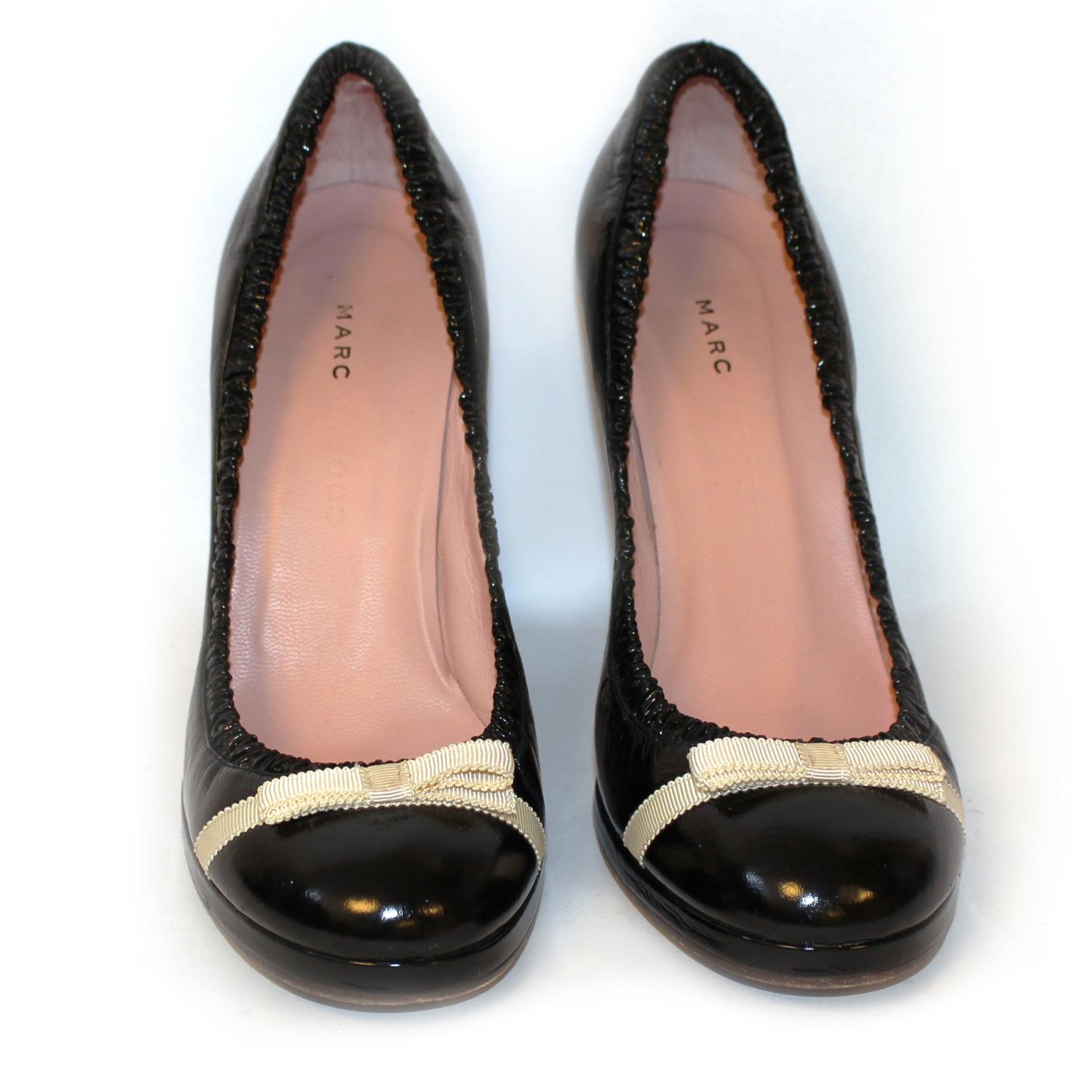MARC JACOBS, BLACK PATENT LEATHER HEELS With a ruffled edge, cream fabric bow (size 39½). (heel - Image 2 of 5