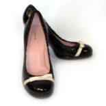 MARC JACOBS, BLACK PATENT LEATHER HEELS With a ruffled edge, cream fabric bow (size 39½). (heel