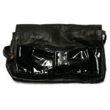 CHLOÉ, BLACK LEATHER CLUTCH With patent leather bow. Condition: A