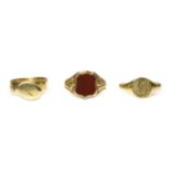 A gentlemen's 9ct gold shield plaque cornelian signet ring, Chester 1899, 5.65g, a gold signet