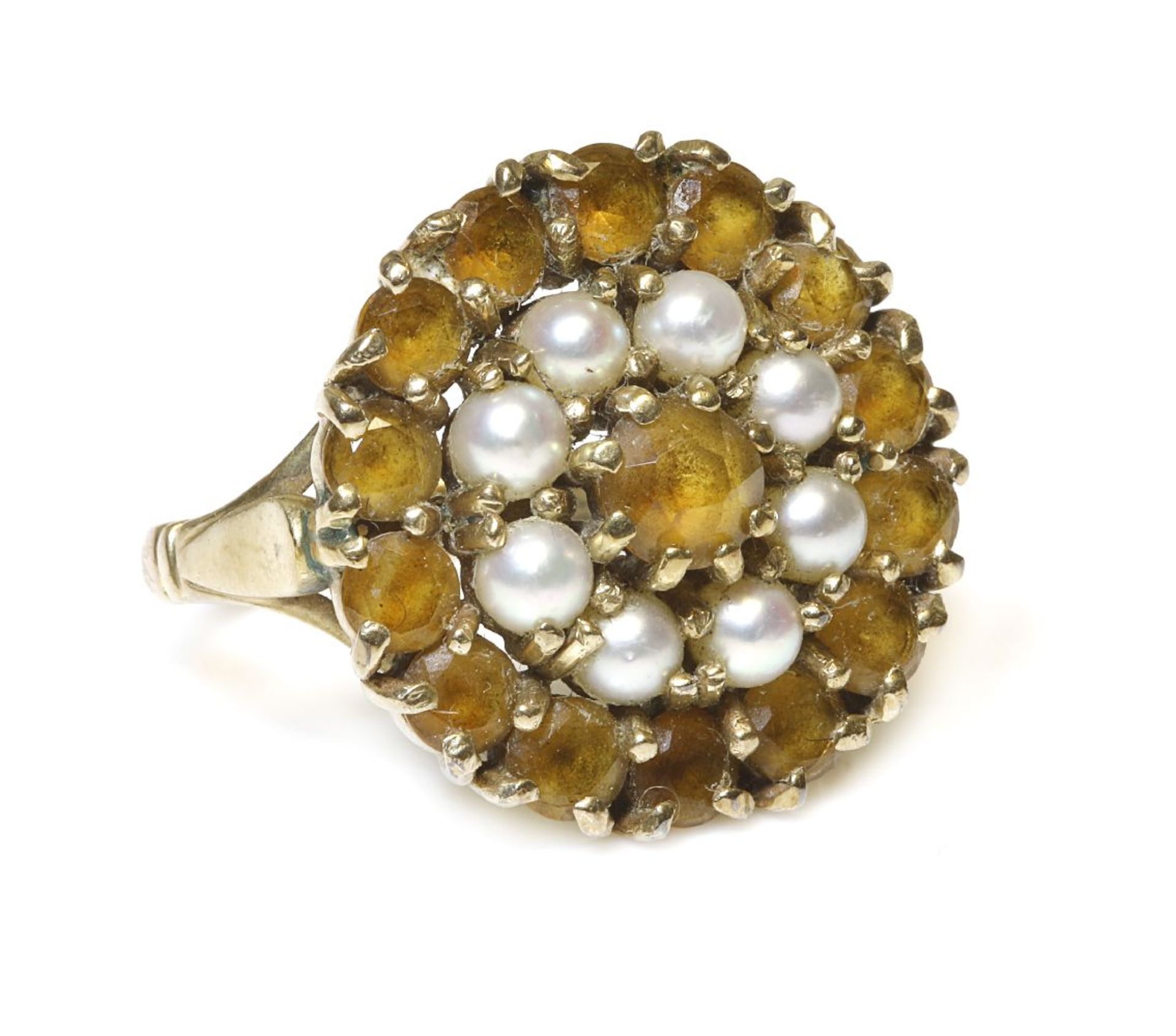 A Edwardian gold peridot and seed pearl pendant/brooch, an oval cut peridot millegrain set to a - Bild 2 aus 2