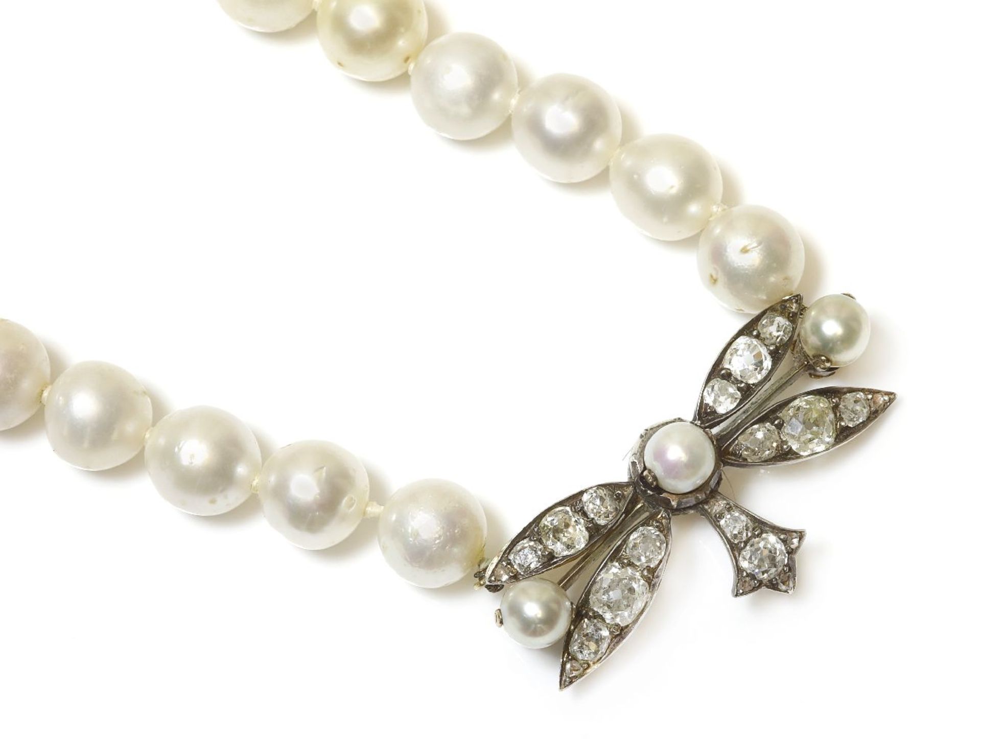 A single row graduated cultured pearl necklace,with thirty-seven graduated cultured pearls, 8.5 to - Bild 2 aus 2