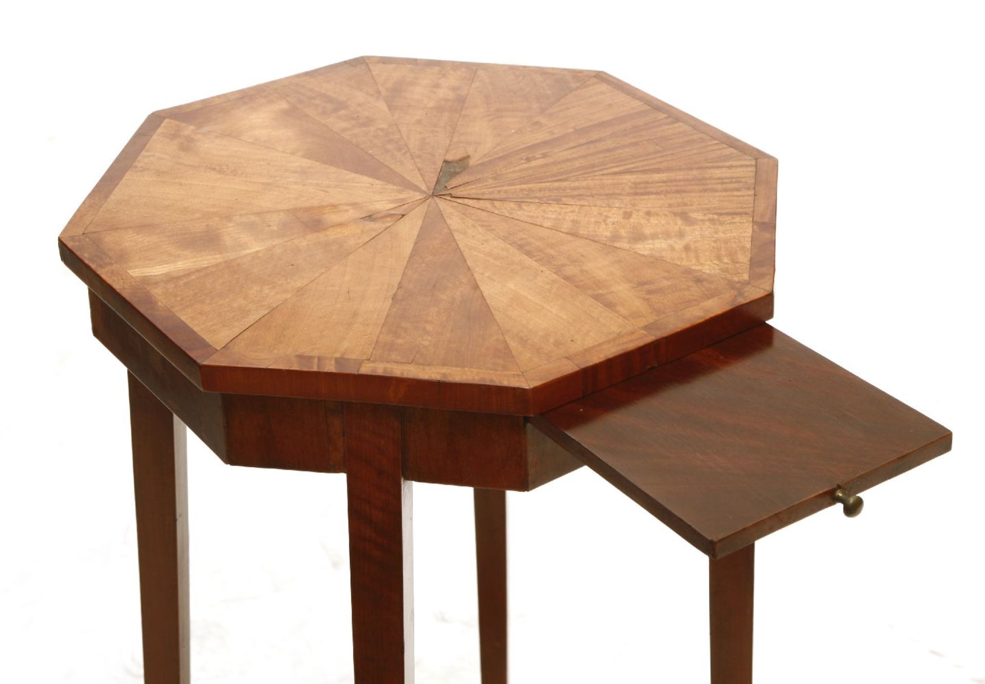 An Edwardian satinwood occasional table,the segmented, crossbanded, octagonal top above a candle - Bild 2 aus 2