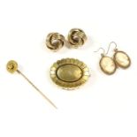 A collection of gold jewellery, to include a Victorian single stone star set diamond brooch, to a