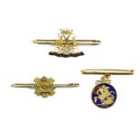 A gold Argyll and Sutherland Highlander's crest bar brooch, marked 15ct, tested as 15ct gold, 5.04g,