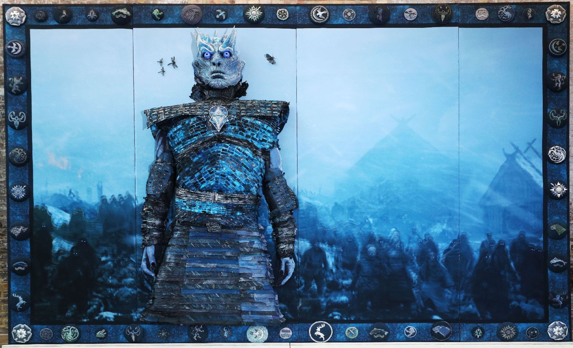 A MONUMENTAL SIZE 'GAME OF THRONES' NEEDLEWORK AND EMBROIDERY PANEL,2016, a monumental size - Bild 2 aus 3