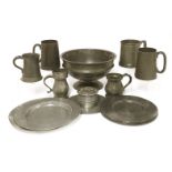 Six pewter tankards, 18/19th century, 10.5-12.cm high, a pewter inkwell, six pewter plates, 20cm,