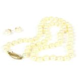 A single row uniform cultured pearl necklace