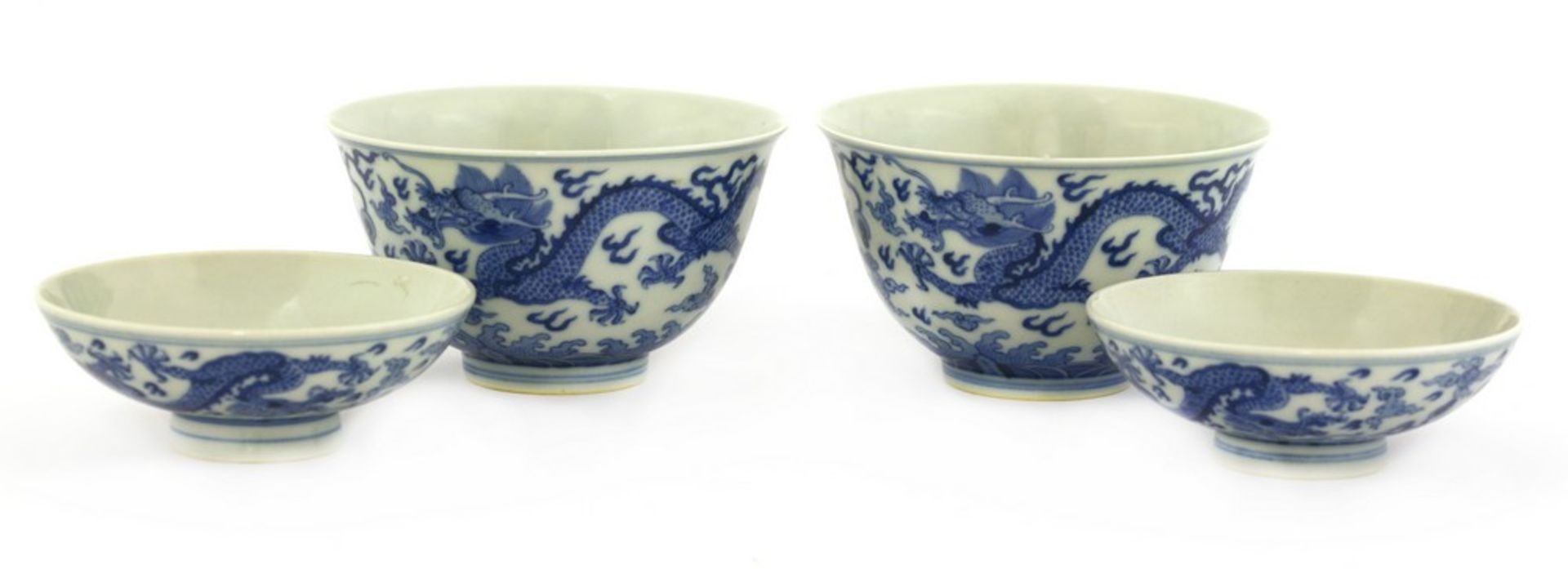 A pair of Chinese blue and white bowls and covers - Image 2 of 4