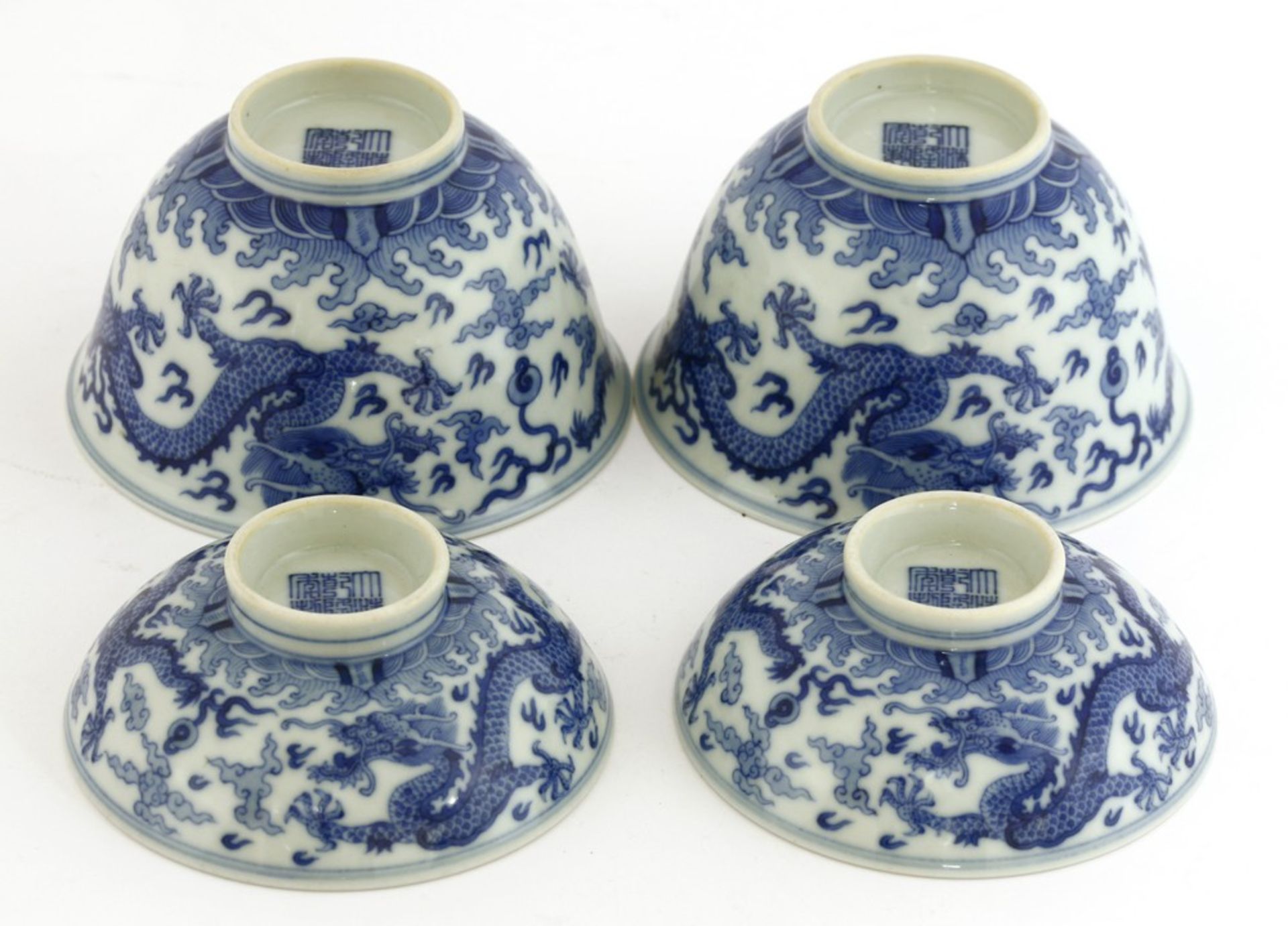 A pair of Chinese blue and white bowls and covers - Image 3 of 4