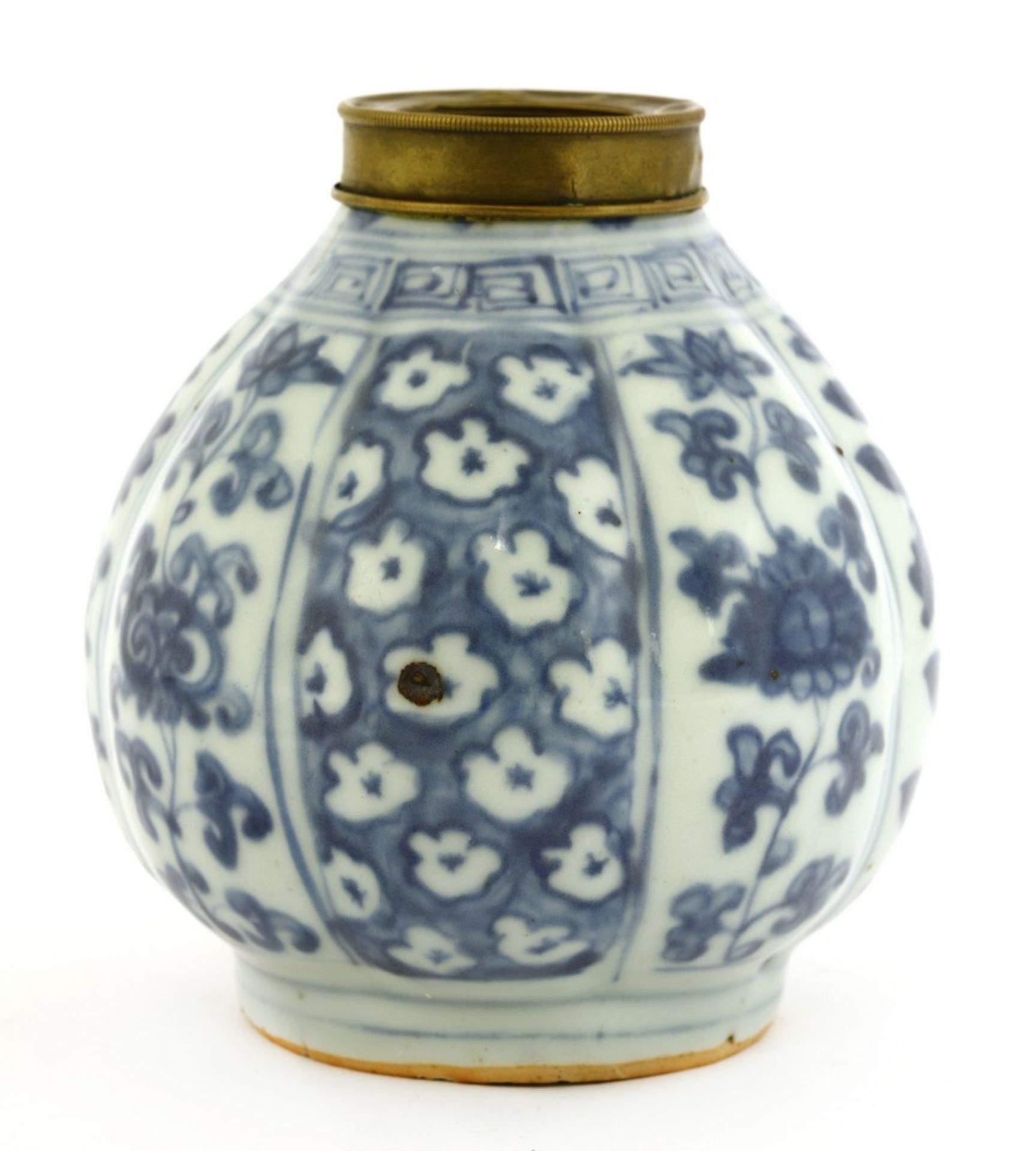A Chinese blue and white vase - Image 2 of 3