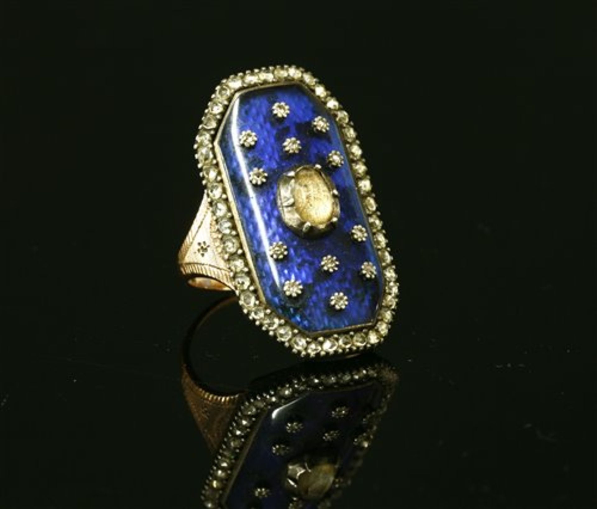 A Georgian diamond and enamel plaque ring, c.1800