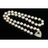 A single row uniform cultured pearl necklace