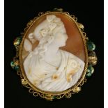 A Victorian gold carved shell cameo brooch/pendant