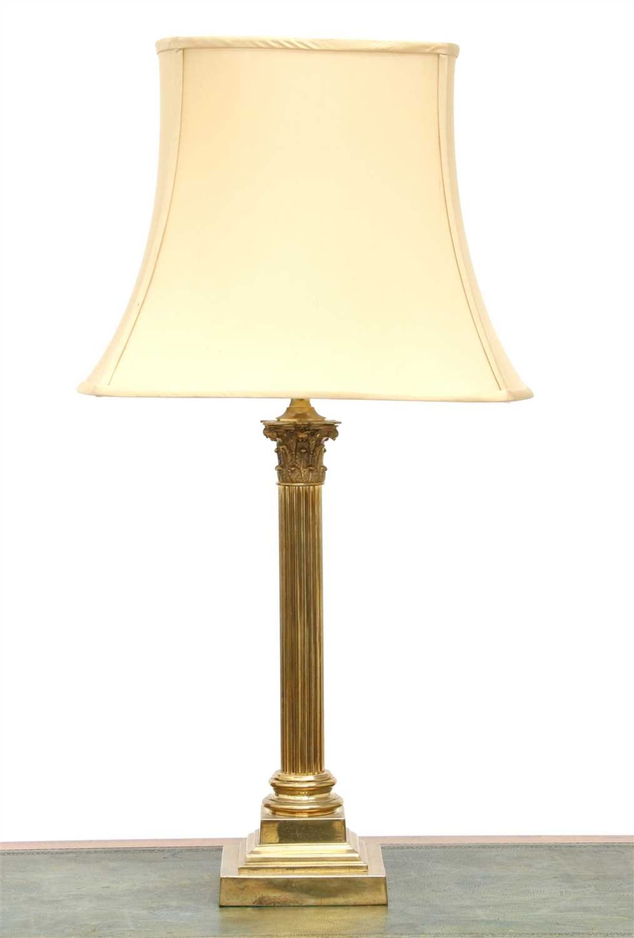 A brass candlestick table lamp, - Bild 2 aus 2