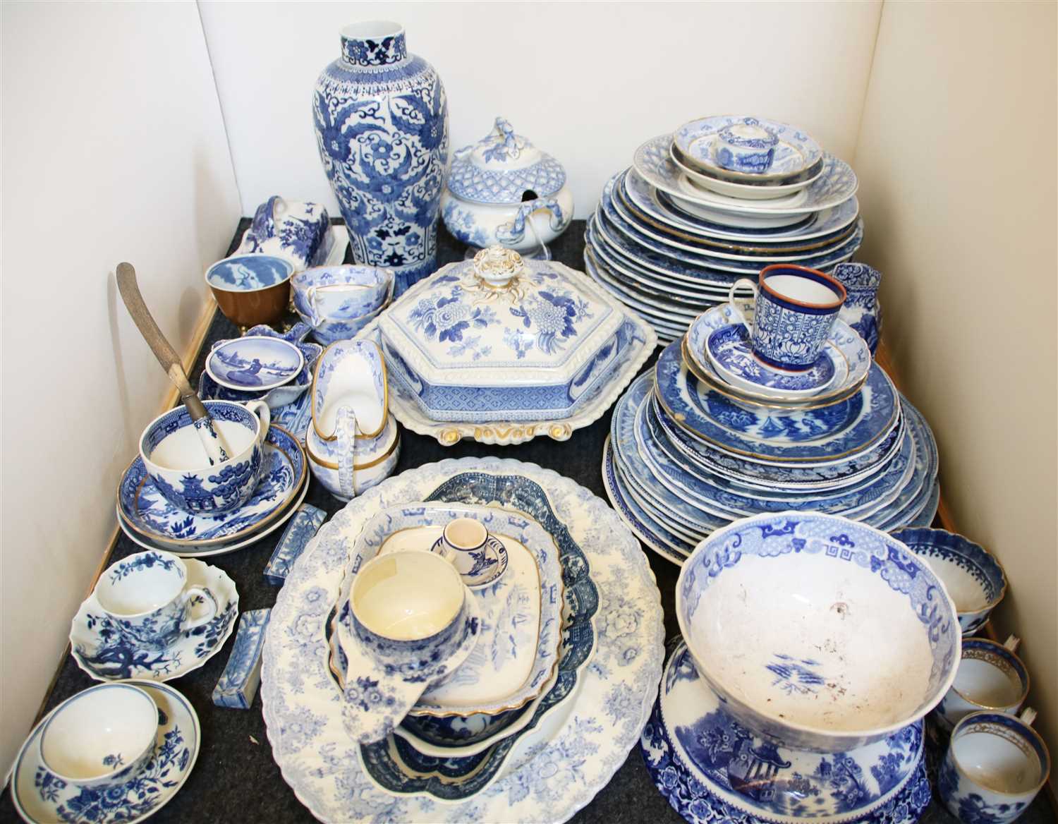 A quantity of blue and white ceramics - Image 2 of 2
