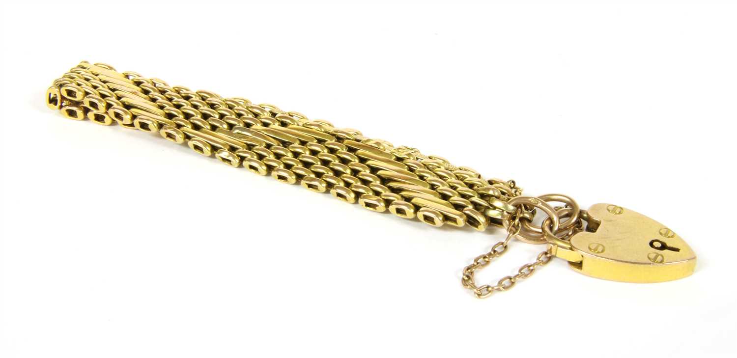An Edwardian gold gate style bracelet,
