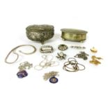 A quantity of jewellery,