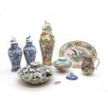 A small mixed lot of Chinese porcelain pieces,