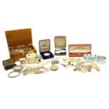 A quantity of costume jewellery,