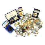 A quantity of jewellery,