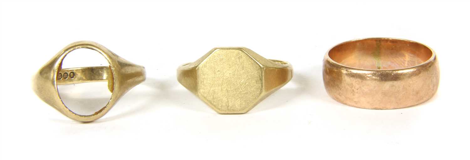 A 9ct gold signet ring,