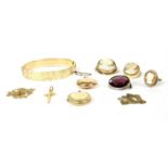 Ten items of jewellery,