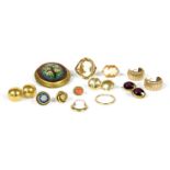 Assorted items of jewellery,