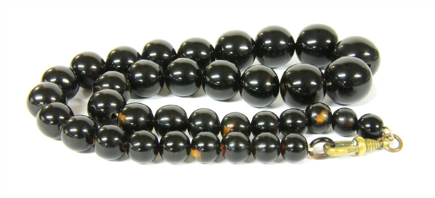 A single row graduated round tortoiseshell bead necklace,