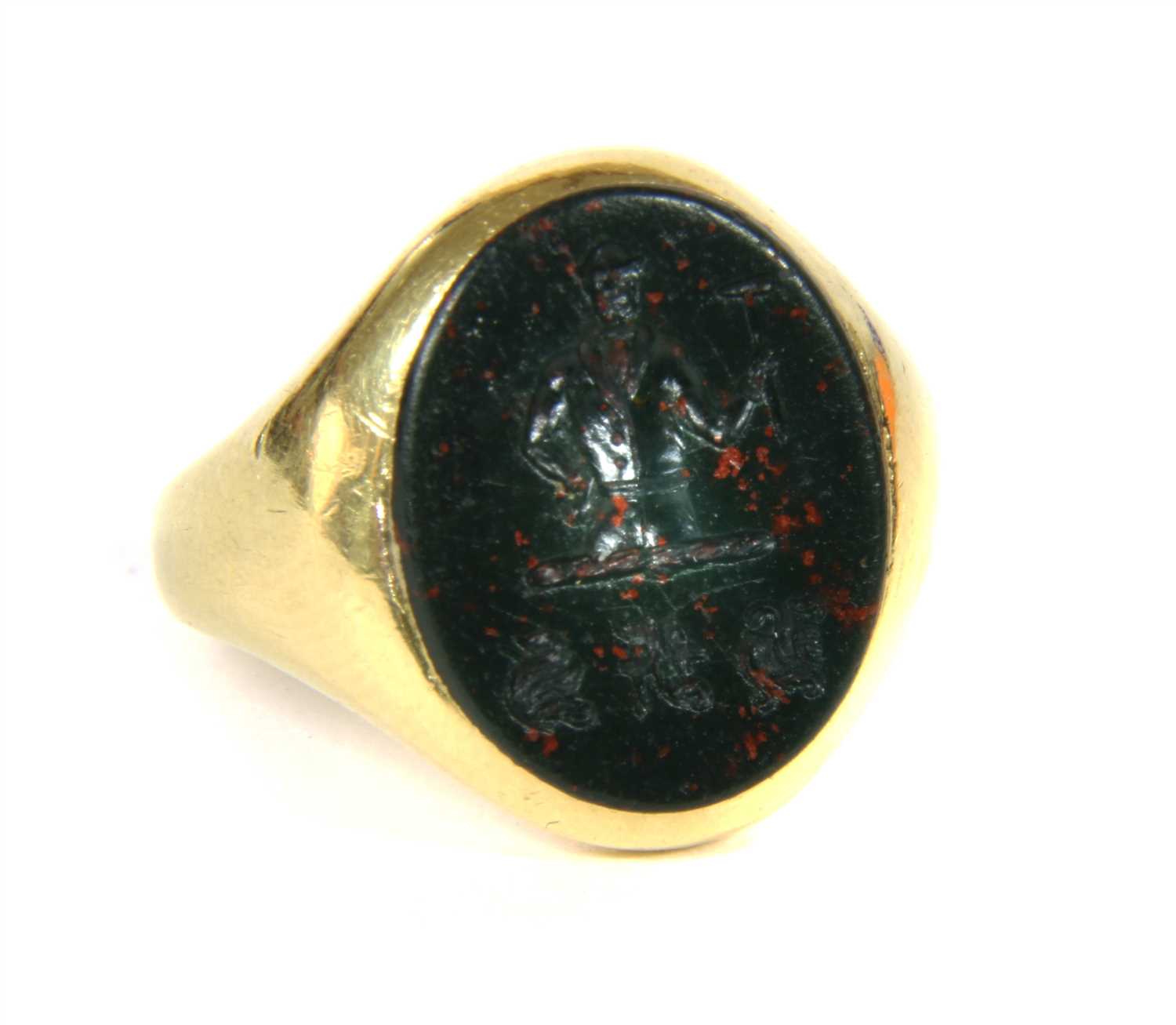 An 18ct gold oval bloodstone signet ring