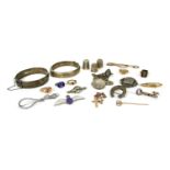 A quantity of jewellery,