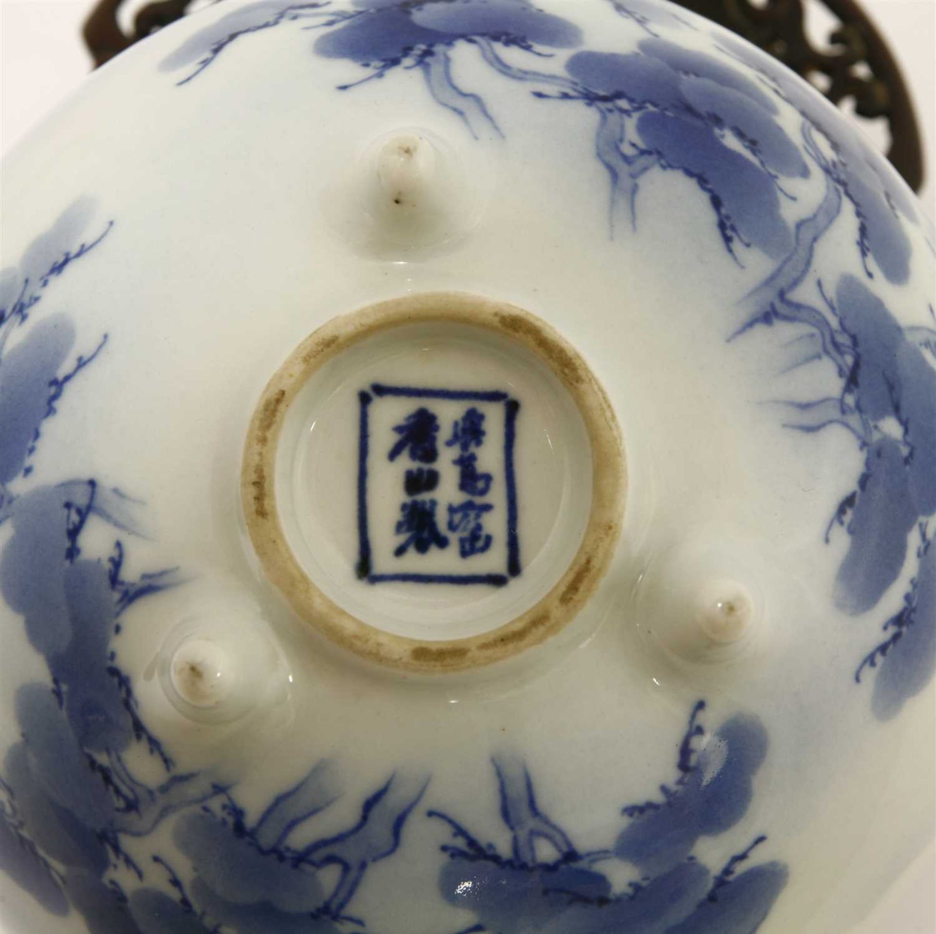 A Japanese blue and white censer - Image 3 of 3