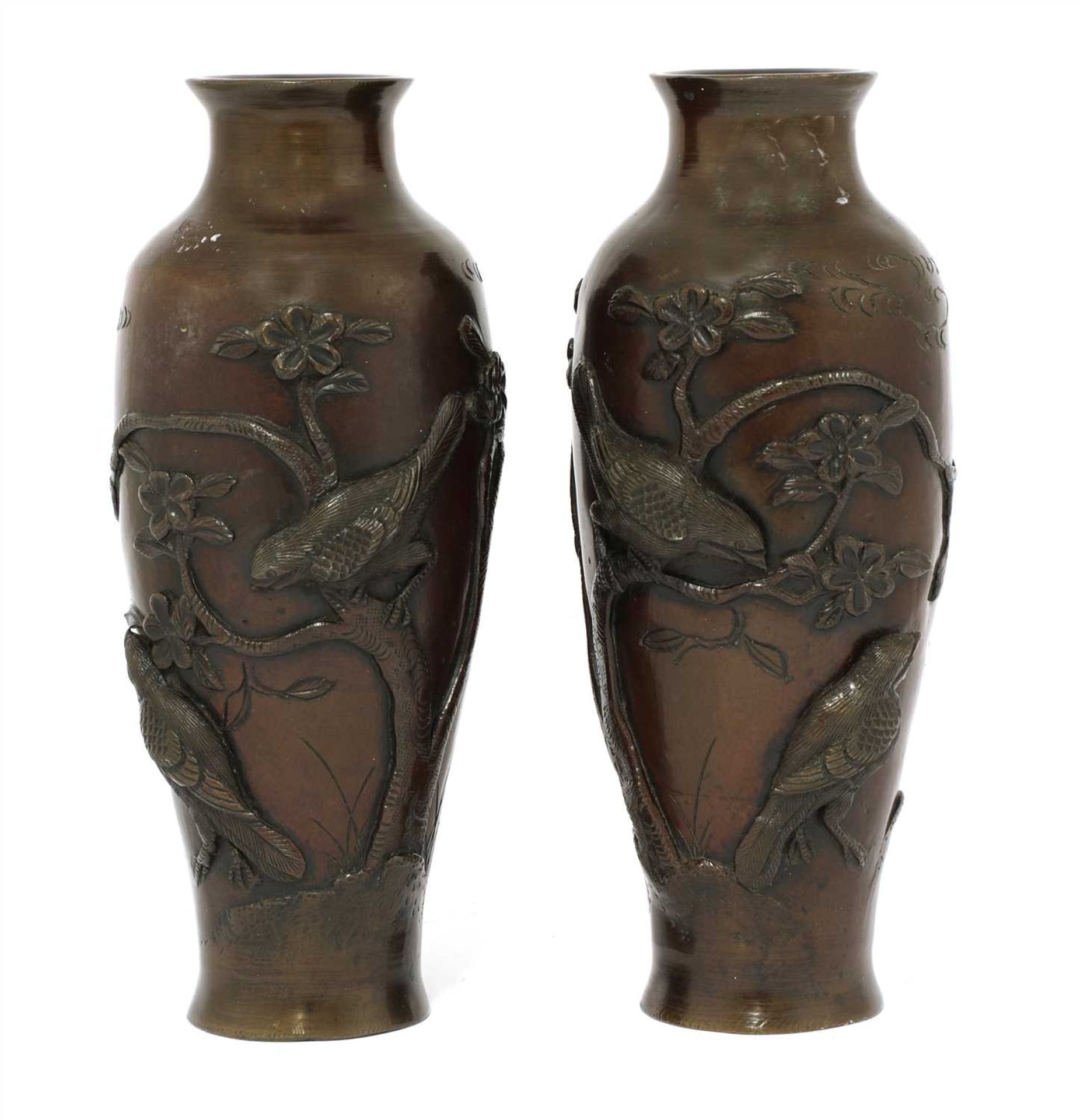 A pair of Japanese bronze vases, - Bild 2 aus 2
