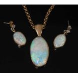 A single stone gold opal pendant and chain,