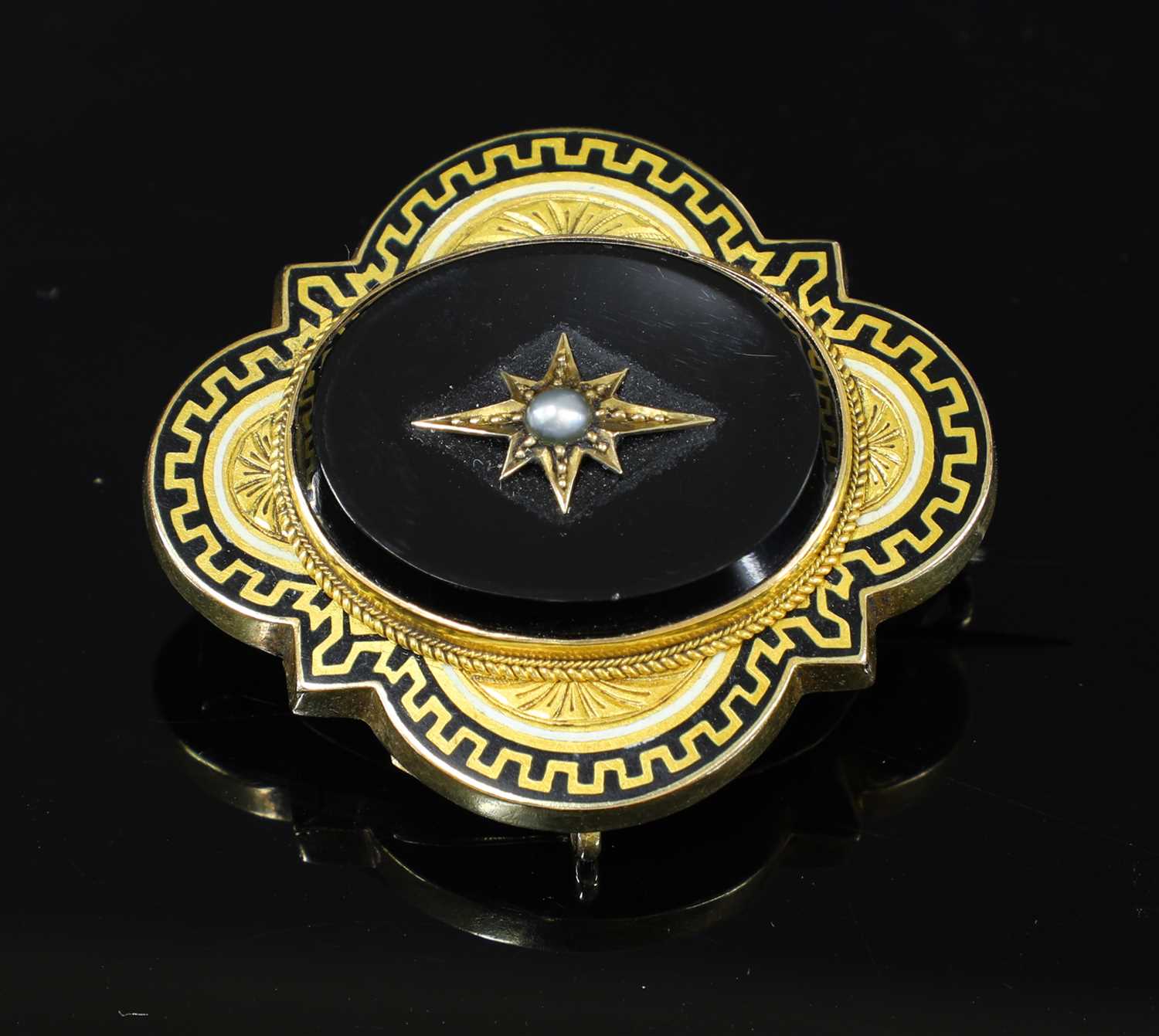 A Victorian gold elongated quatrefoil onyx set brooch pendant, c.1860,