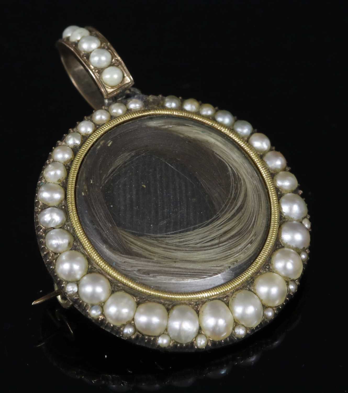 A Georgian cased gold and split pearl memorial pendant brooch, c.1810,