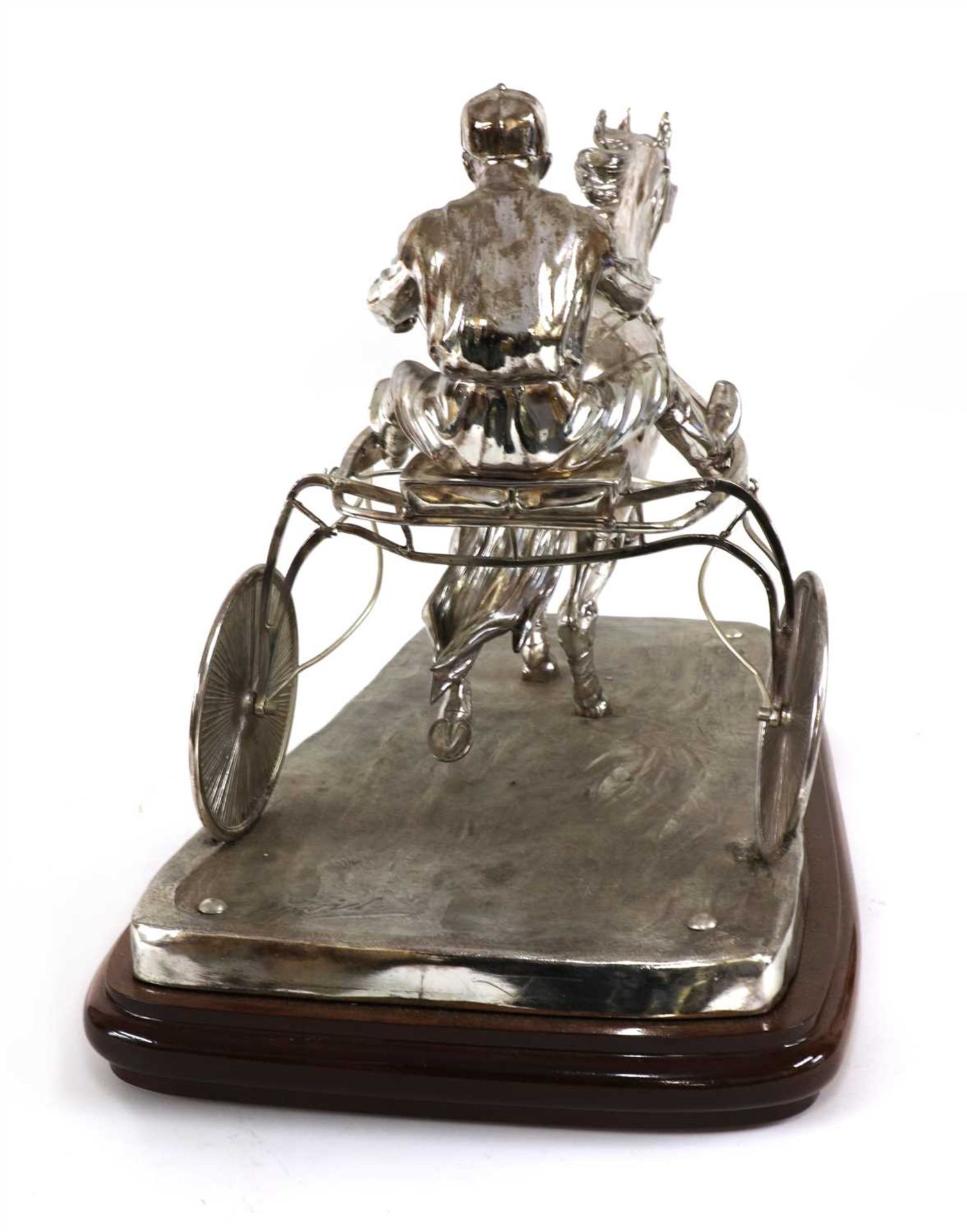 A well modelled silver-plated harness racing trophy, - Bild 2 aus 5