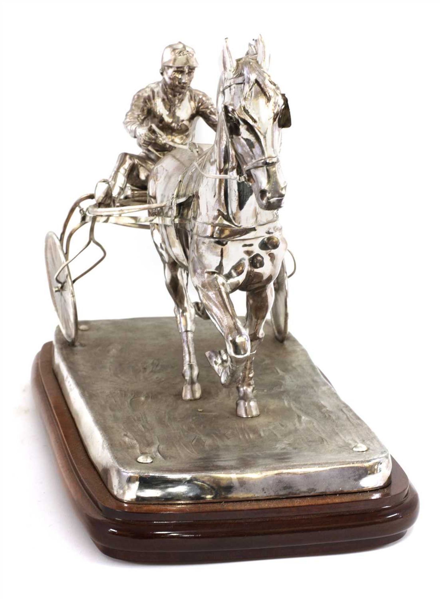 A well modelled silver-plated harness racing trophy, - Bild 4 aus 5