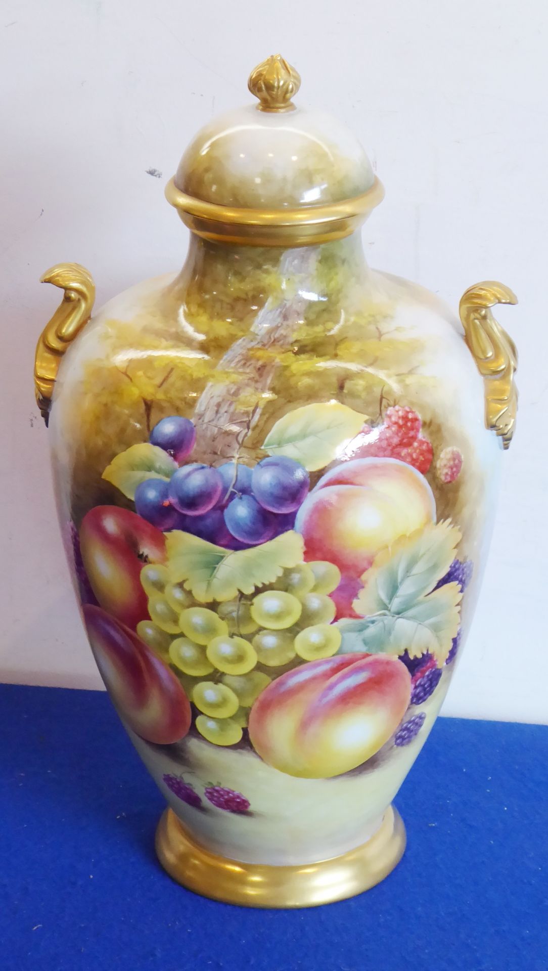 A matching en-suite smaller vase (cover affixed),