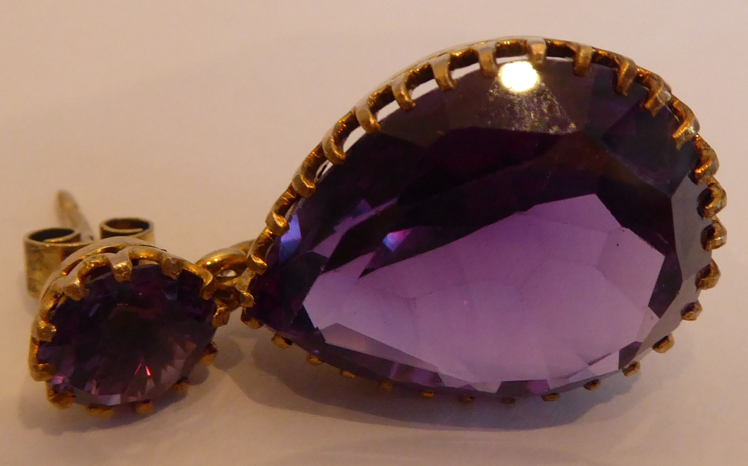 A pair of yellow metal drop earrings set with large pear-shaped hand-cut amethysts - Image 4 of 11