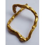 WEIGHT IS ACTUALLY 11.33g A yellow metal scarf-ring in a bark-effect finish, approx. 1.