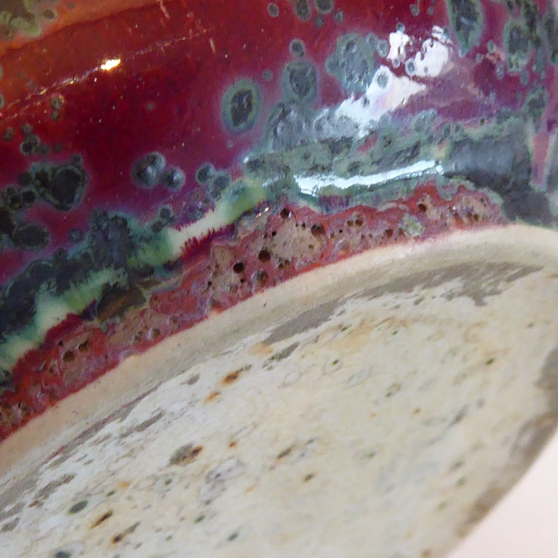 A good Ruskin high-fired pottery vase with an attractive and red mottled overall glaze, impressed - Image 5 of 5