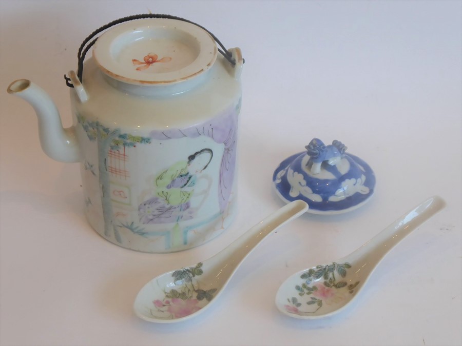 An Oriental porcelain group comprising an early 20th century Chinese porcelain teapot and cover, two