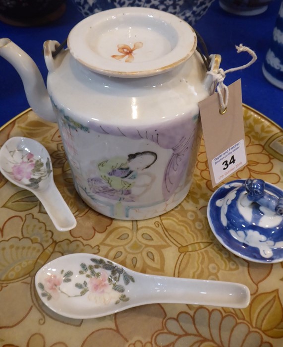 An Oriental porcelain group comprising an early 20th century Chinese porcelain teapot and cover, two - Image 2 of 3