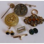 A sundry jewellery group to include a yellow-metal brooch set with three citrine style stones, a