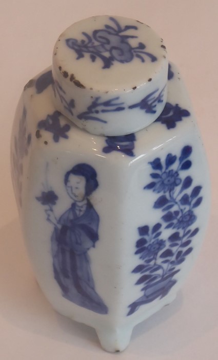 An attractive porcelain vase and cover, Kangxi (1662-1722), painted in underglaze blue on the tall - Image 5 of 15