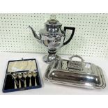 Five silver tea spoons, hallmarked for London, gross weight 2ozt, together with a pair of silver